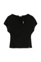 zwart-t-shirt-met-logo-plaque