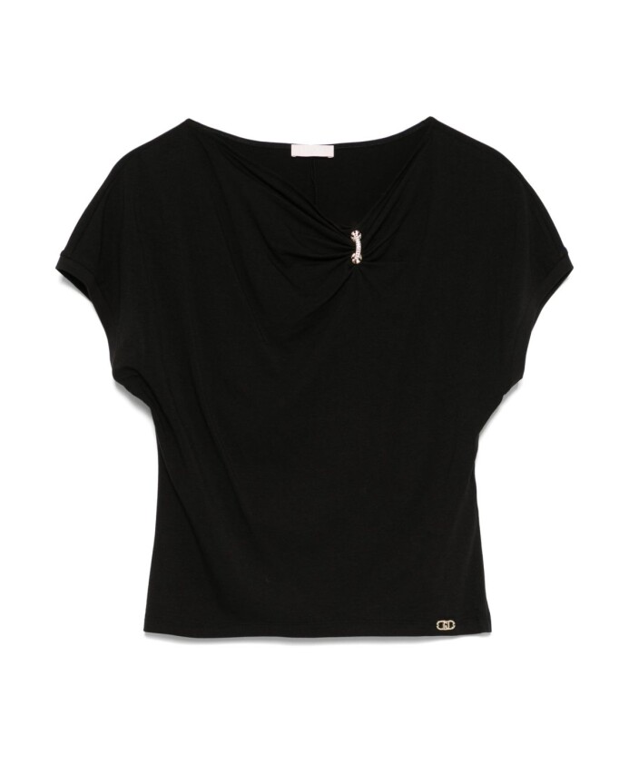 zwart-t-shirt-met-logo-plaque