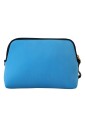 pochette-a-main-bleue-avec-logo-imprime-et-motif-leopard