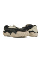 sneaker-noir-avec-semelle-en-caoutchouc-texture