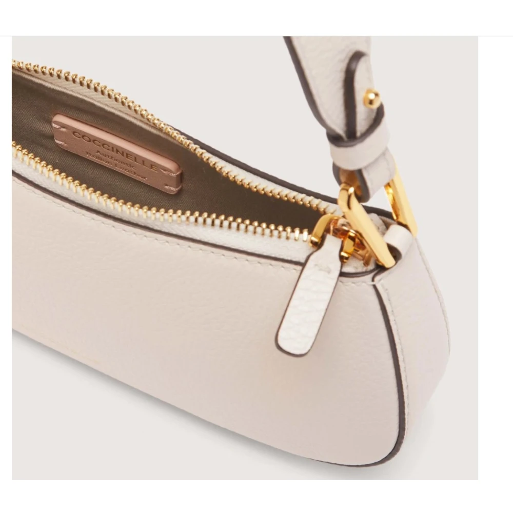 Coccinelle Schoudertas van generfd leer met metalen detail White Dames