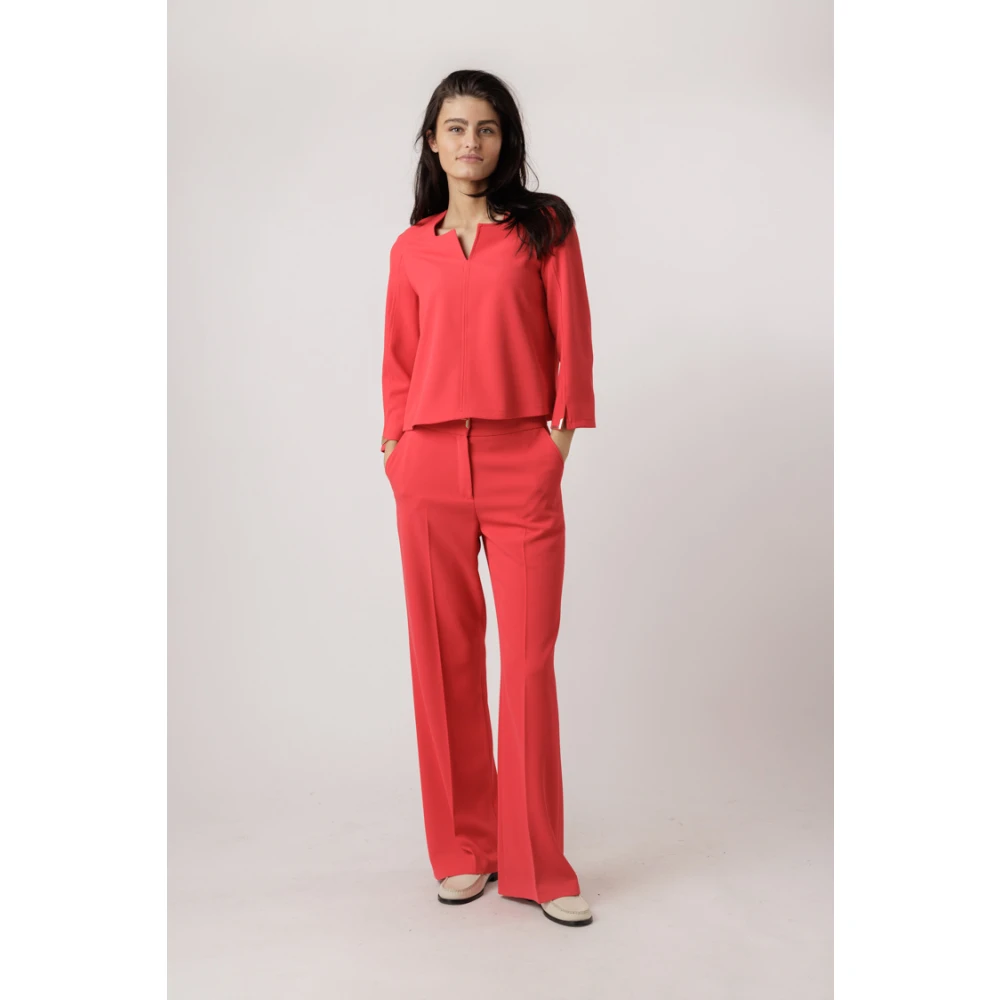 Caroline Biss Blouse met V-hals en Gouden Detail Red Dames