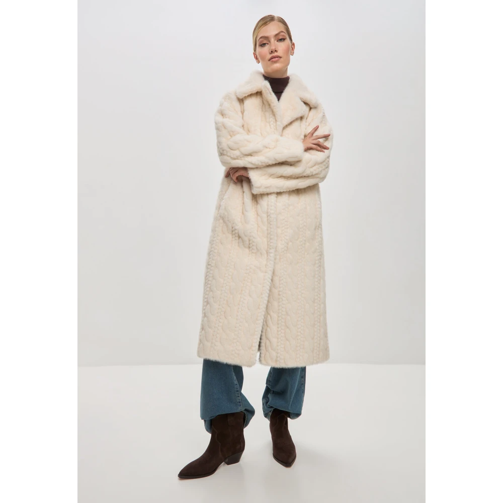 Cesare Gaspari Elegante Roomwitte Kabelgebreide Nepbontjas Hildi Beige Dames