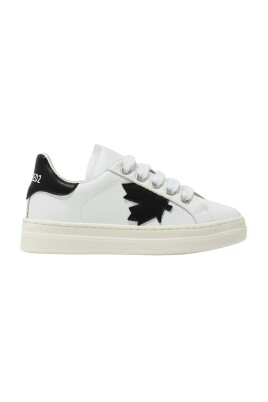 sneakers-blanches-avec-logo-elegamment-cues
