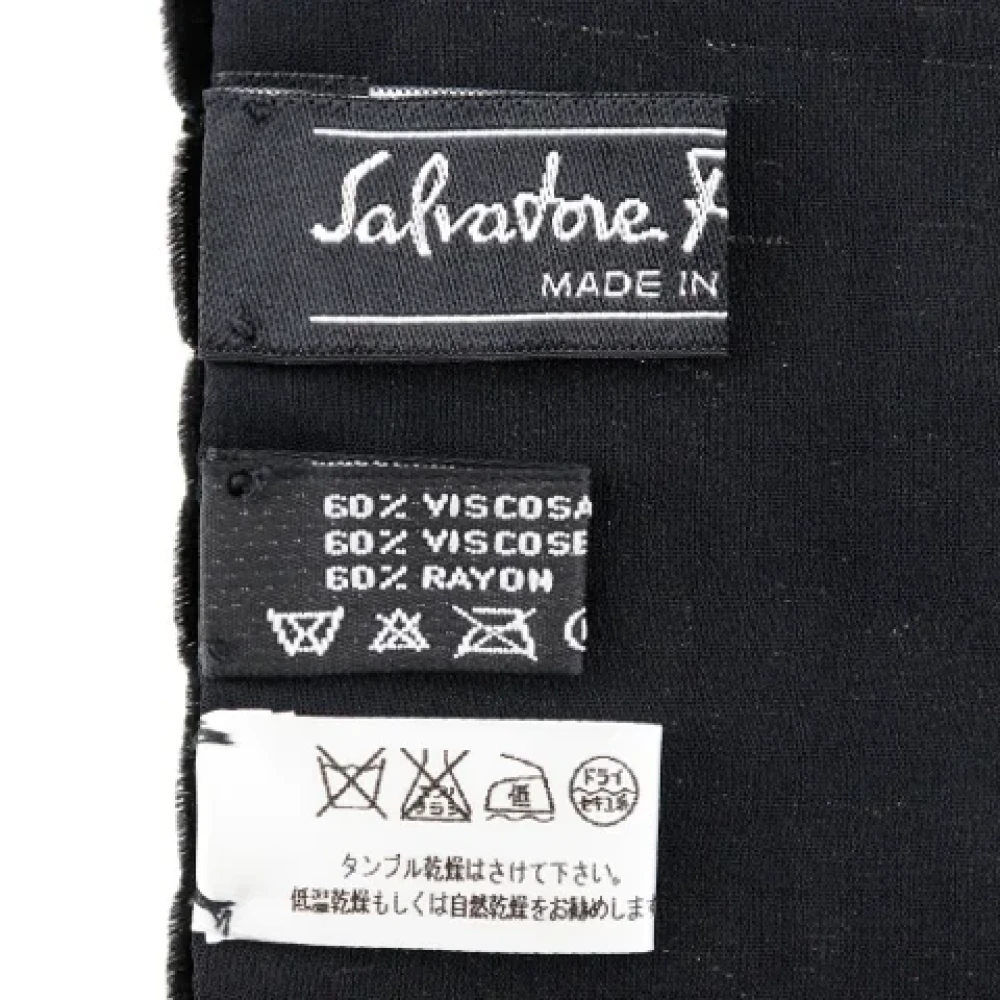 Salvatore Ferragamo Pre-owned Silk scarves Black Dames