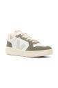 baskets-blanches-avec-logo-patch
