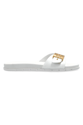 slides-with-a-logo-shaped-buckle