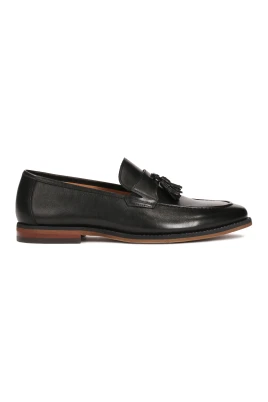 Loafers i naturläder med tofsar.Denna produkt har stor storlek.