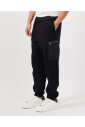 zwarte-broek-met-zijzak-met-rits