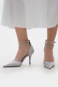 escarpins-gris-a-bout-pointu-avec-cristaux
