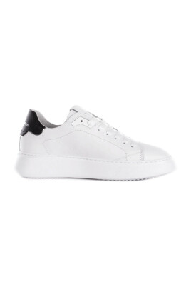 sneakers-blanches-avec-logo-lateral