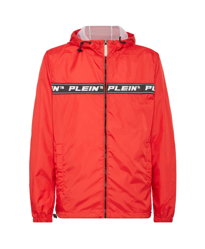 veste-coupe-vent-en-nylon-rouge