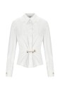 chemise-a-rayures-blanches-avec-broche