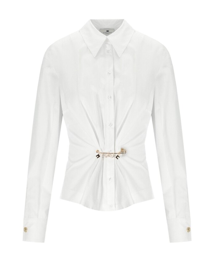 chemise-a-rayures-blanches-avec-broche