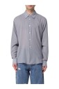 chemise-boutonnee-poussiere-intemporelle
