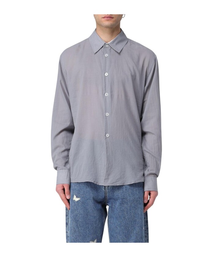 chemise-boutonnee-poussiere-intemporelle