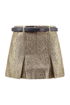 gyldne-metalliske-shorts-med-laederbaelte