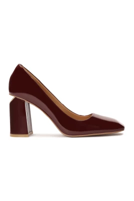 Maroon pumps med logodekoration på hälen