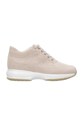 baskets-beiges-en-daim-a-lacets