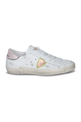 sneakers-blanches-avec-broderie-rose-et-argentee