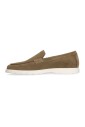 taupe-suede-loafers-met-witte-zool