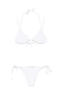 witte-driehoekige-cup-strandkleding