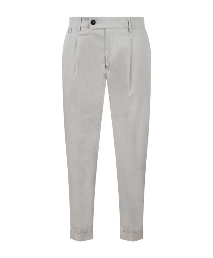 pantalon-gris-avec-ourlet-releve