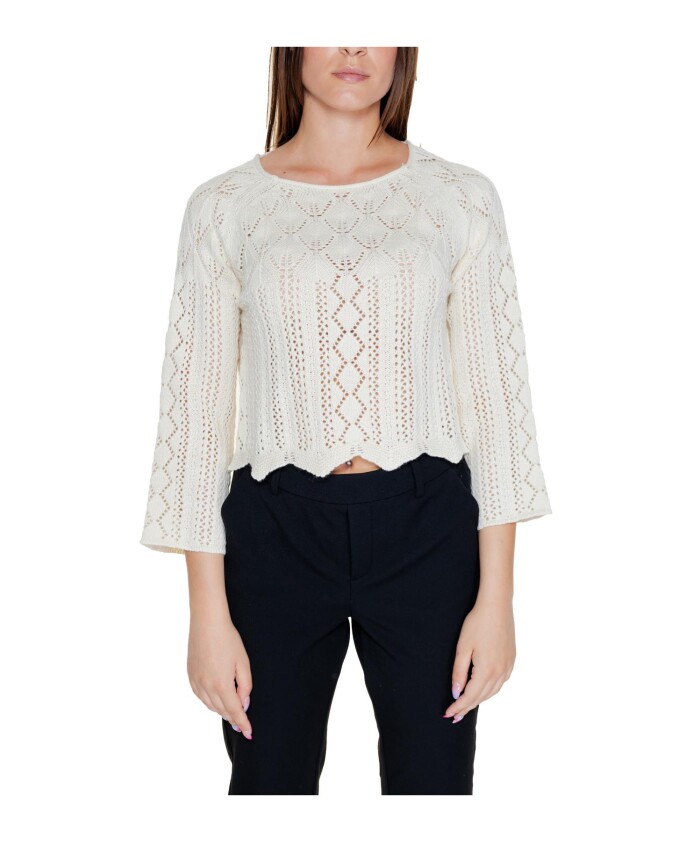 pull-en-tricot-beige-a-col-rond