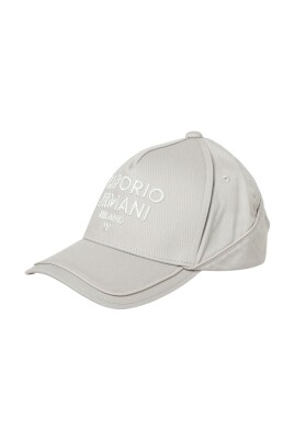 classic-baseball-cap-for-casual-style