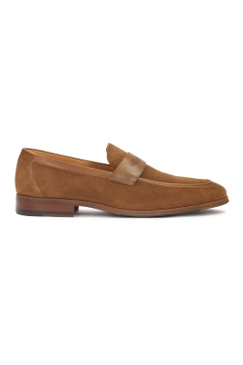 Bruna loafers i mocka med perforeringar