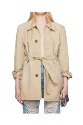 beige-trench-coat-med-fargstank