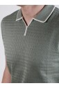 polo-en-coton-vert-avec-detail-de-col