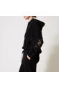 sweat-a-capuche-avec-detail-macrame