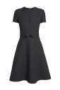 elegante-robe-noire-a-motif-floral