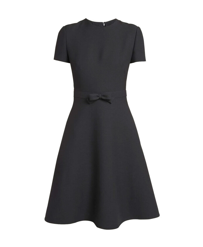 elegante-robe-noire-a-motif-floral