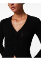 veste-noire-en-tricot-avec-poignets-evases