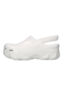 Slingback-tofflor med präglad logotyp