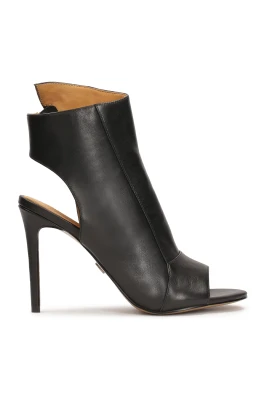 Peep toe boots.Denna produkt är liten i storleken.