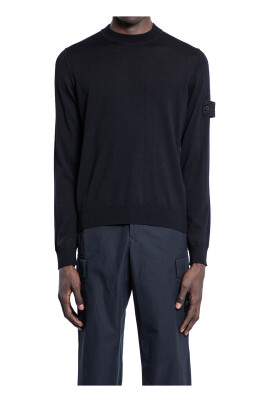 pull-en-laine-noir-col-ras-du-cou
