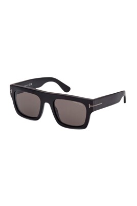 stylish-sunglasses-for-a-complete-look