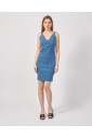 robe-bleue-sans-manches-avec-decollete-devant-et-derriere
