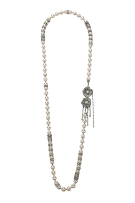 Halsband med blommig förslutning