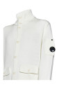 hvid-sweater-med-hoj-krave-og-linse-detalje