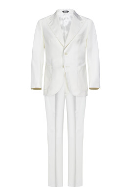 costume-blanc-avec-des-details-elegants