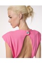 robe-courte-sans-manches-avec-epaules-structurees