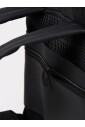 sac-a-dos-minimaliste-avec-poches
