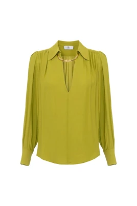 Blus i georgette-tyg med juveldetalj