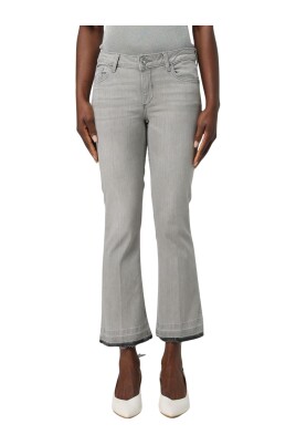 klassiske-bla-flare-jeans-med-frynset-kants