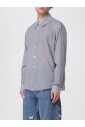 chemise-boutonnee-poussiere-intemporelle