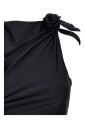 robe-noire-avec-appliques-de-fleurs